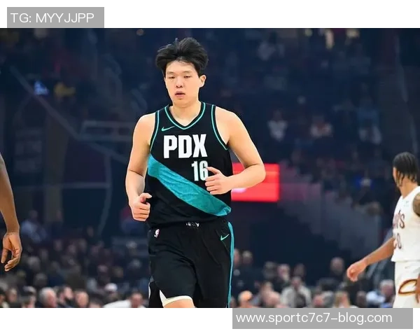 拓媒分析杨瀚森频繁尝试溜后门传球的战术效果与球队配合问题